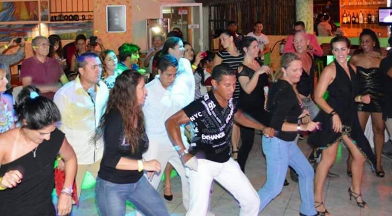 Hotel Versalles Suites Cancun Bagian luar foto