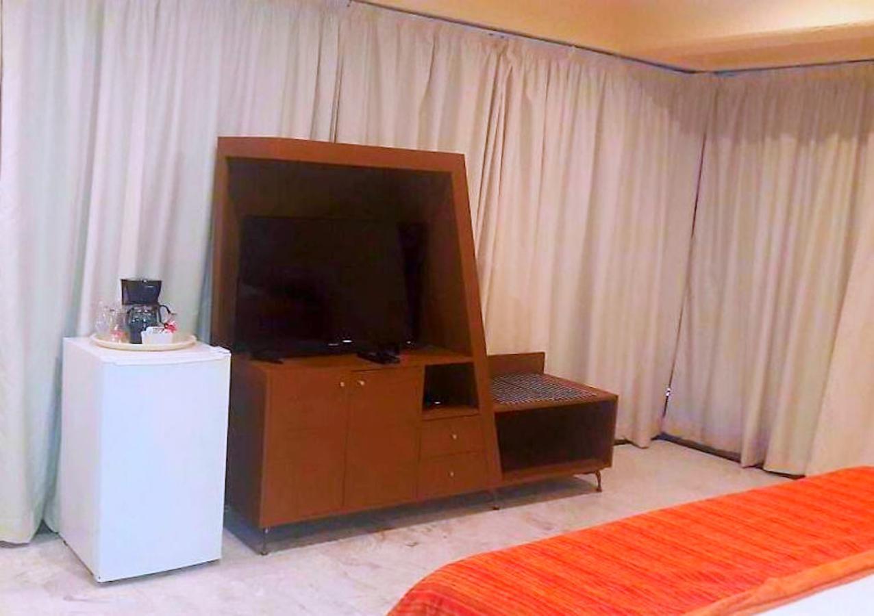Hotel Versalles Suites Cancun Bagian luar foto