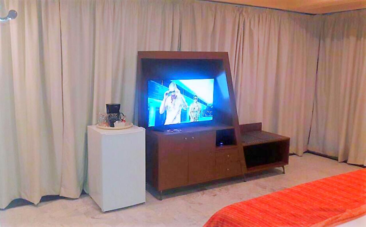 Hotel Versalles Suites Cancun Bagian luar foto